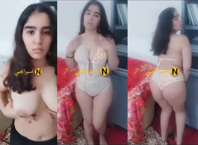 فرسة بتتشرمط لحبيبها وتعرض طيزها وبزازها المولعين