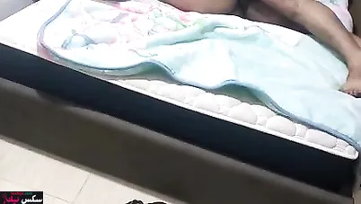 ممحونة مصرية بتحلق كسها قبل نيكها بمقابل الفلوس