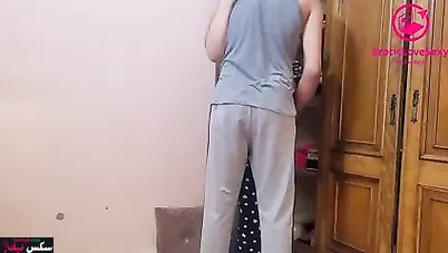 مزة بلدي بتحط الزب بين بزازها وتتناك بعنف