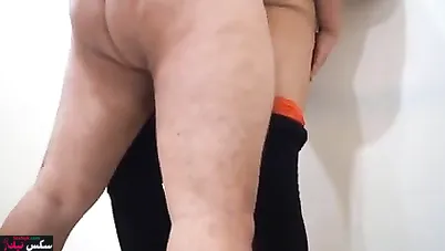 مغربية بطيز مربربة بتتناك على الواقف من جارها