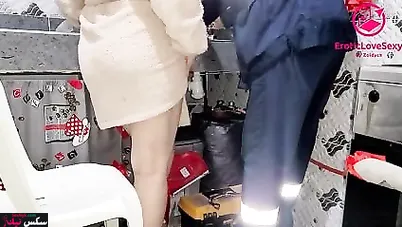 مغربية جارها بينفشخ كسها في المطبخ على الواقف