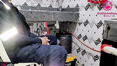 مغربية جارها بينفشخ كسها في المطبخ على الواقف