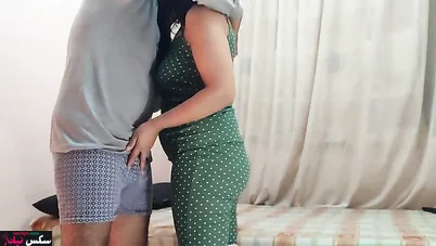 مغربية صديق زوجها ينيكها على السرير بمقابل المال