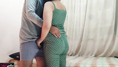 مغربية صديق زوجها ينيكها على السرير بمقابل المال