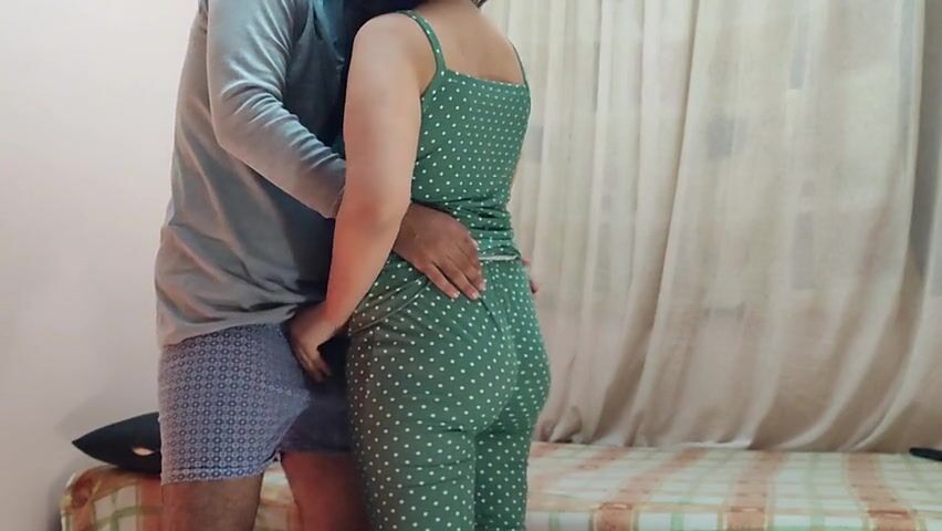 مغربية صديق زوجها ينيكها على السرير بمقابل المال