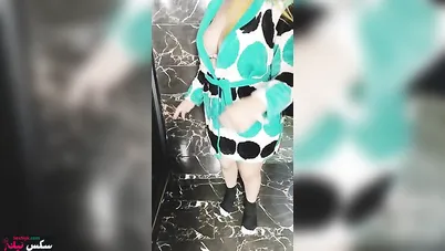 مدام مصرية بتمسك زب البواب بتتناك على الواقف