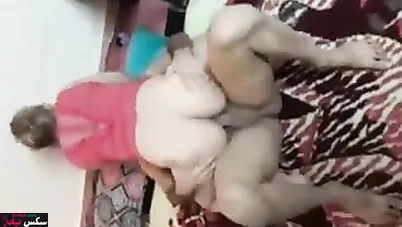 عنتيل واخد فرسة مصرية على زبه وفاشخ كسها