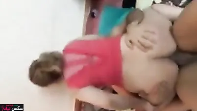 عنتيل واخد فرسة مصرية على زبه وفاشخ كسها