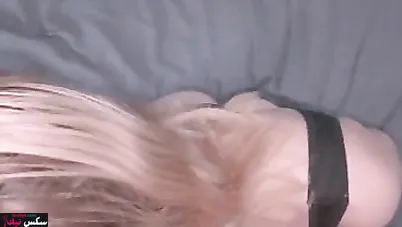 قحبة بتمص الزب وتاخده كامل في طيزها