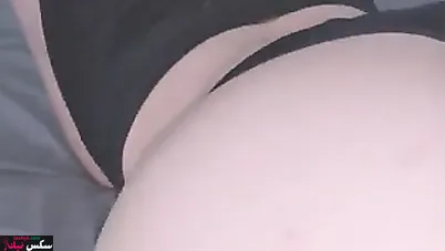 قحبة بتمص الزب وتاخده كامل في طيزها