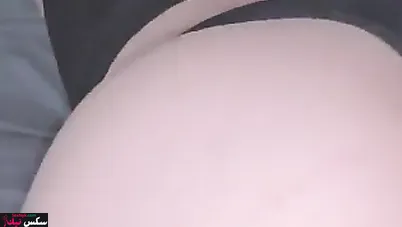 قحبة بتمص الزب وتاخده كامل في طيزها