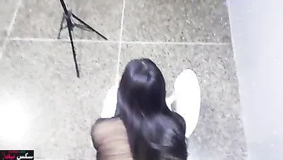 جسمها جامد بتمص الزب زي الخبيرة وتتناك على الكرسي