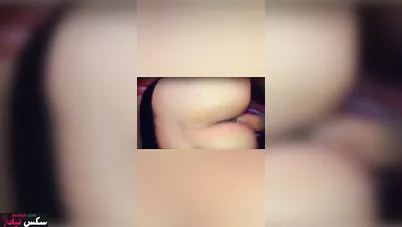 لبوة عربية بترقص لحبيبها على السرير قبل نيكها بعنف