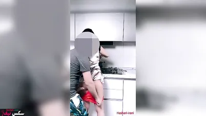 عربية شرموطة جارها بينيكها في المطبخ على الواقف