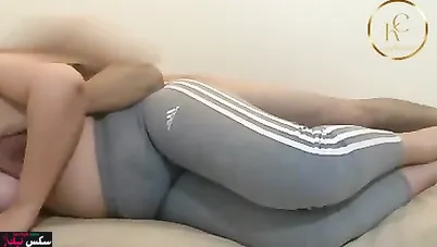 بيهيج على طيز اخته وبيرشق زبه كامل وينيكها