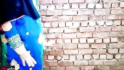 شرموطة مصرية بتمص زب جارها وتتناك على الواقف