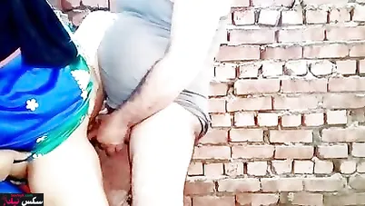 شرموطة مصرية بتمص زب جارها وتتناك على الواقف