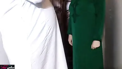 البواب بيطلع للشرموطة الشقة ويفشخ طيزها ورا الباب