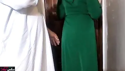 البواب بيطلع للشرموطة الشقة ويفشخ طيزها ورا الباب