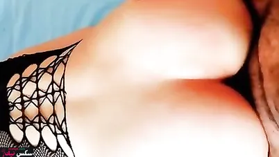 اخوها بيدخل عليها وهي بتجيبهم ويطلع زبه ويفشخ كسها