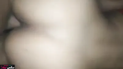 فرسة مصرية الواد منيمها ونازل فشخ في طيزها الكبيرة