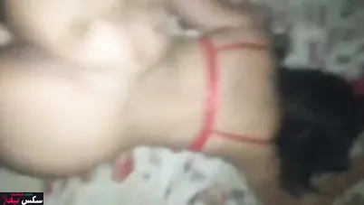 فرسة مصرية الواد منيمها ونازل فشخ في طيزها الكبيرة