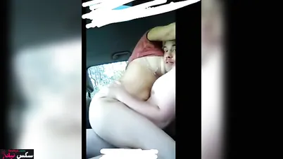 بتركب على زبه وتنزل فيه بوس وتخليه يقفش بزازها