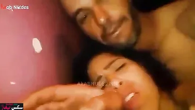 راكب فوقها على السرير وبيصورها وهو فاشخ طيزها