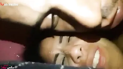 راكب فوقها على السرير وبيصورها وهو فاشخ طيزها