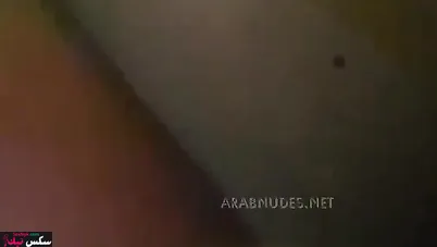 راكب فوقها على السرير وبيصورها وهو فاشخ طيزها