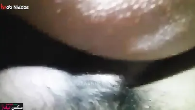 راكب فوقها على السرير وبيصورها وهو فاشخ طيزها