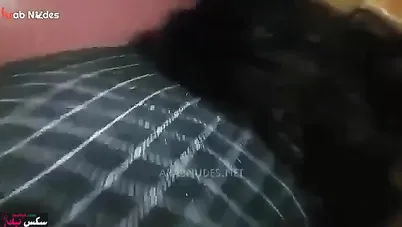 راكب فوقها على السرير وبيصورها وهو فاشخ طيزها