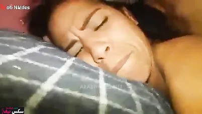 راكب فوقها على السرير وبيصورها وهو فاشخ طيزها