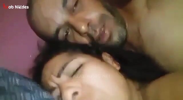 راكب فوقها على السرير وبيصورها وهو فاشخ طيزها