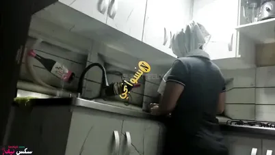 شرموطة محجبة اخوها بيدخل عليها المطبخ ويلحس كسها
