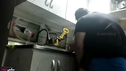 شرموطة محجبة اخوها بيدخل عليها المطبخ ويلحس كسها