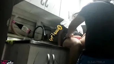 شرموطة محجبة اخوها بيدخل عليها المطبخ ويلحس كسها