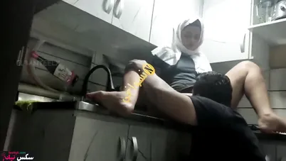شرموطة محجبة اخوها بيدخل عليها المطبخ ويلحس كسها