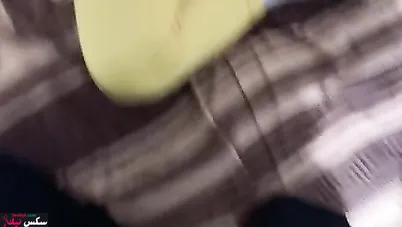 بيقفش في بزازها الكبيرة ويديها زبه تمصله