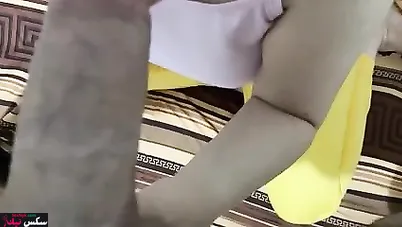 بيقفش في بزازها الكبيرة ويديها زبه تمصله