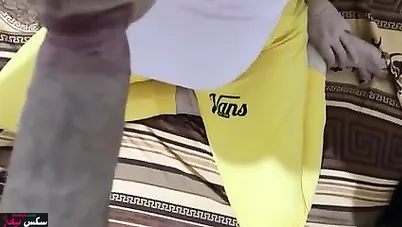 بيقفش في بزازها الكبيرة ويديها زبه تمصله