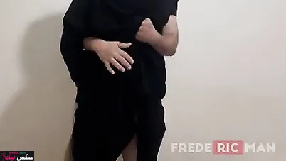 محجبة مصرية بتمص زي الخبيرة وتاخد الزب على الواقف