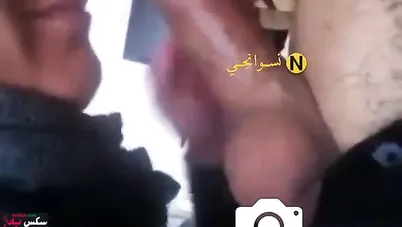 محجبة خليجية بتتضح مع ابو جاسم وتمص زبه الكبير
