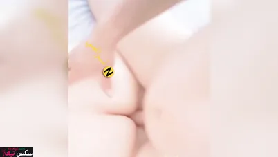 دخل عليها وهي بتفرك كسها وحط زبه كامل في طيزها