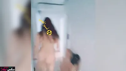دخل عليها وهي بتفرك كسها وحط زبه كامل في طيزها