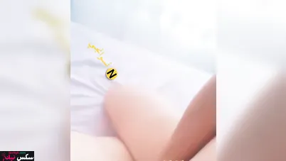 دخل عليها وهي بتفرك كسها وحط زبه كامل في طيزها