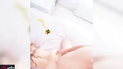 دخل عليها وهي بتفرك كسها وحط زبه كامل في طيزها