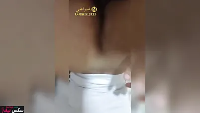 شرموطة مصرية حبيبها قافش في طيزها وبيرشق زبه كامل