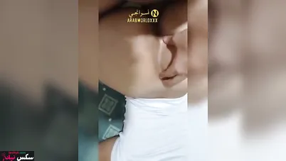 شرموطة مصرية حبيبها قافش في طيزها وبيرشق زبه كامل