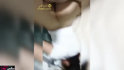 شرموطة مصرية حبيبها قافش في طيزها وبيرشق زبه كامل